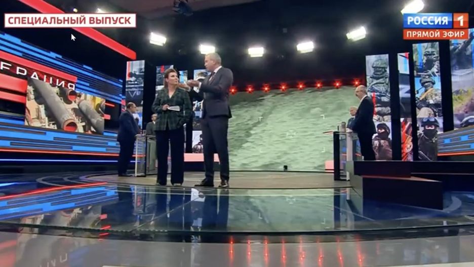 Jewgienij Popow z trudem zachowywał kamienną twarz podczas wygłaszania absurdalnych tez w programie "60 minut"