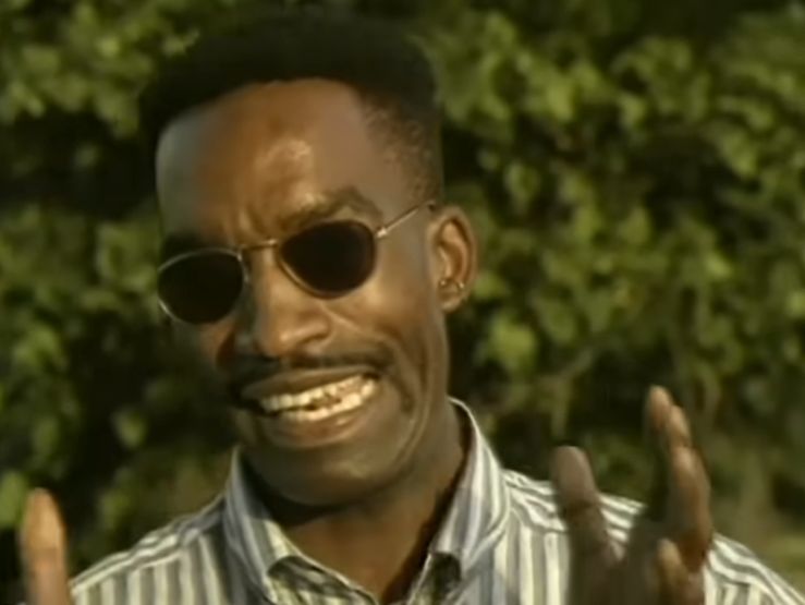 Joel Pedro Muianga w teledysku do "Makumby"
