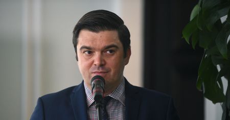 Koronawirus. Polska. Rzecznik MZ mówi, żeby "się przyzwyczaić". Eksperci odpowiadają