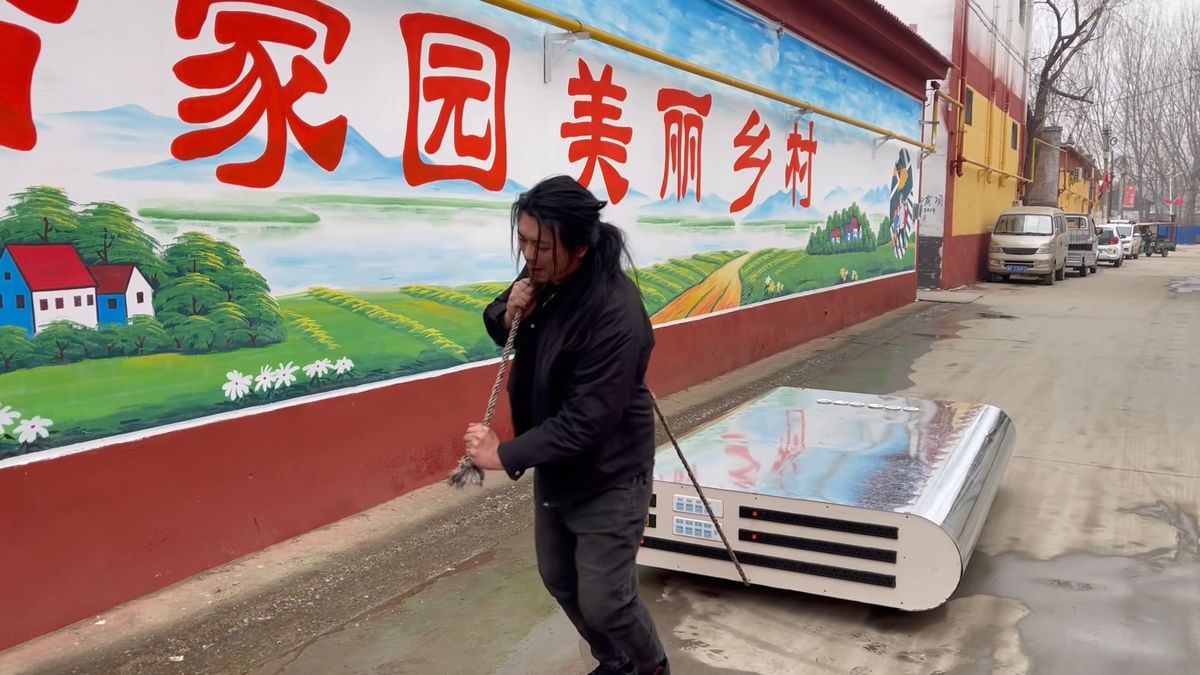 Ogromny powerbank ciągnięty przez mężczyznę