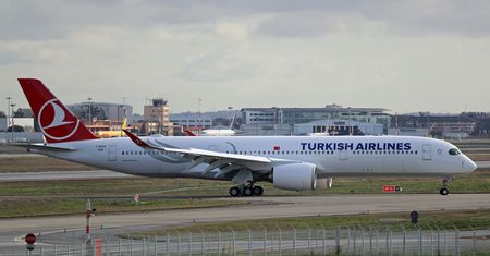 Airbus A350 Turkish Airlines wjechał na pas w Newark bez zgody wieży