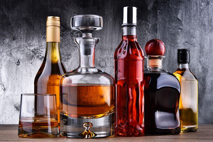 Istnieją wysokoprocentowe, średnioprocentowe i niskoprocentowe rodzaje alkoholi.