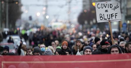 Tysiące ludzi na ulicach europejskich miast. Nie chcą paszportów covidowych