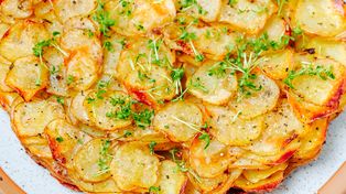 Ułóż cienkie plasterki jeden na drugim. Po upieczeniu te ziemniaki wyglądają jak z restauracji