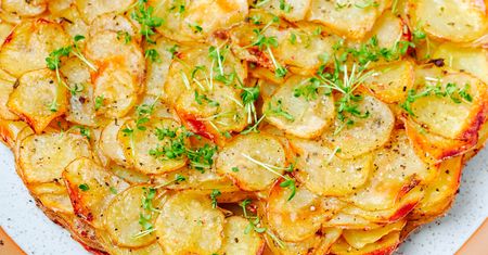 Ułóż cienkie plasterki jeden na drugim. Po upieczeniu te ziemniaki wyglądają jak z restauracji