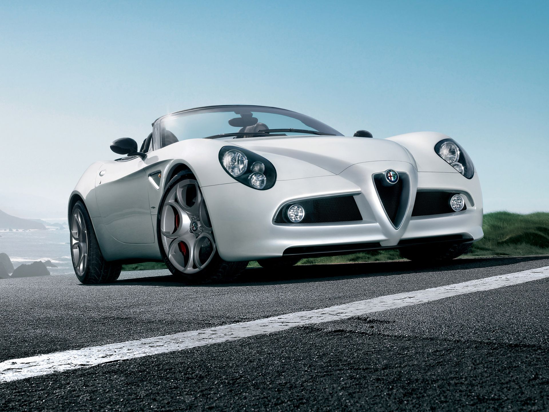 Ponieważ poza Mercedesem samochody uszeregowane są alfabetycznie, na pierwszy ogień idzie Alfa Romeo 8C Spider. Pod jej maską pracuje V8 o pojemności 4,7 l generujące 450 KM. Przyspieszenie do 100 km/h w tym wozie wynosi 4,4 s.