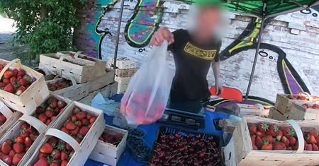 Poprosił o kilogram truskawek. Położył na wadze. "Jawne oszustwo"