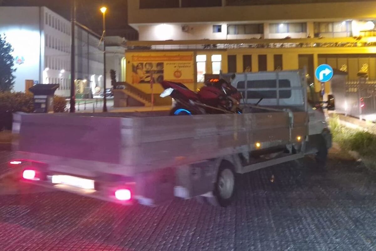 Motocykl suzuki wrócił na pace samochodu dostawczego