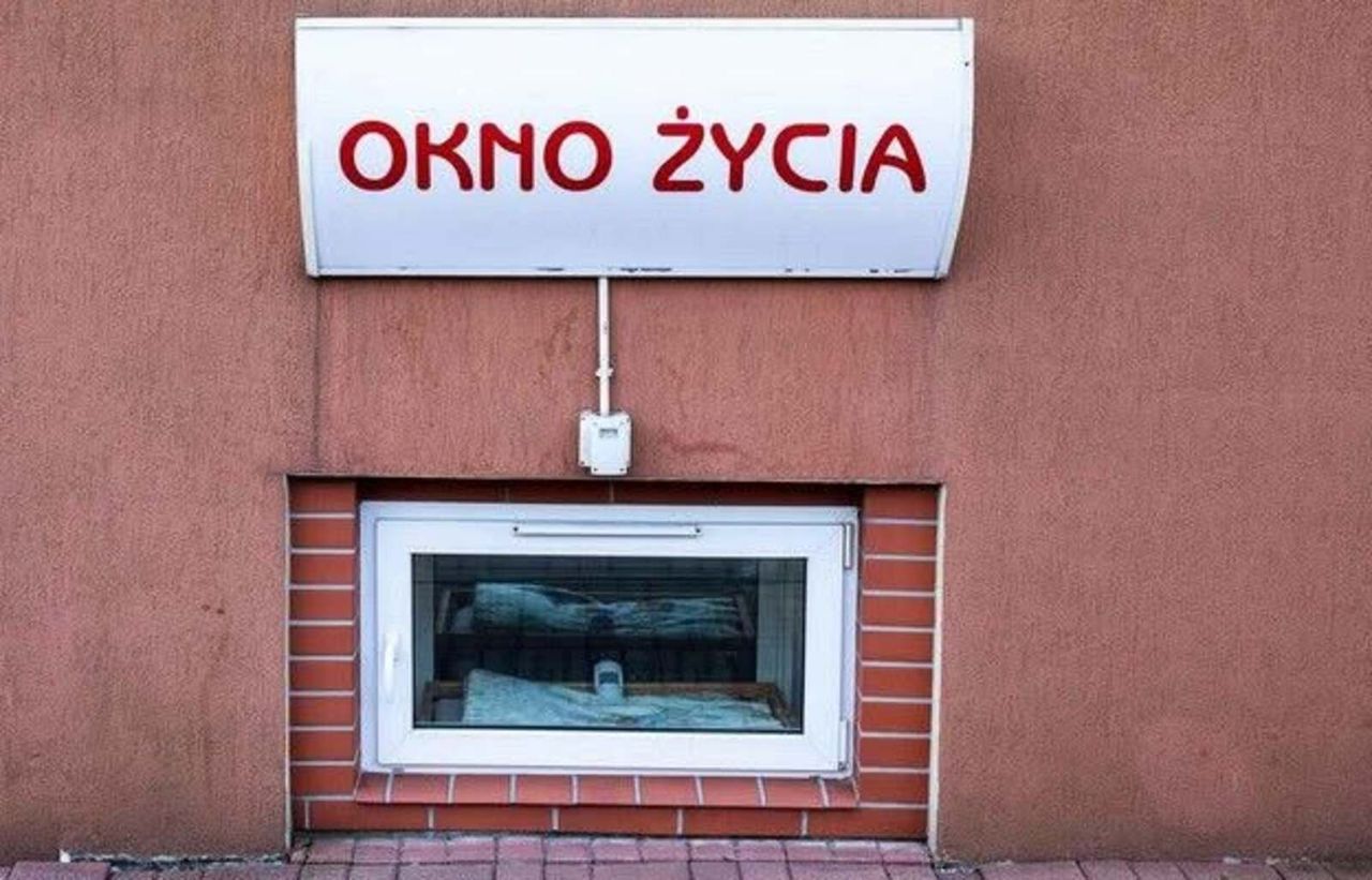 "Świadectwo odwagi". Znaleziono dziecko w oknie życia