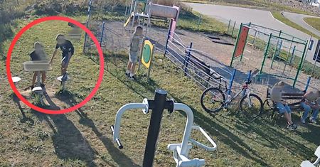 Dewastują plac zabaw przy remizie. Strażacy pokazali nagranie