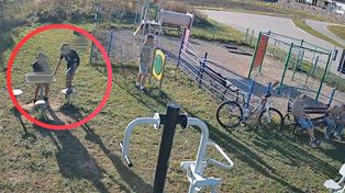 Dewastują plac zabaw przy remizie. Strażacy pokazali nagranie