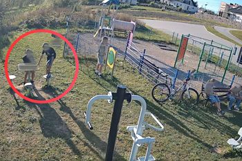 Dewastują plac zabaw przy remizie. Strażacy pokazali nagranie