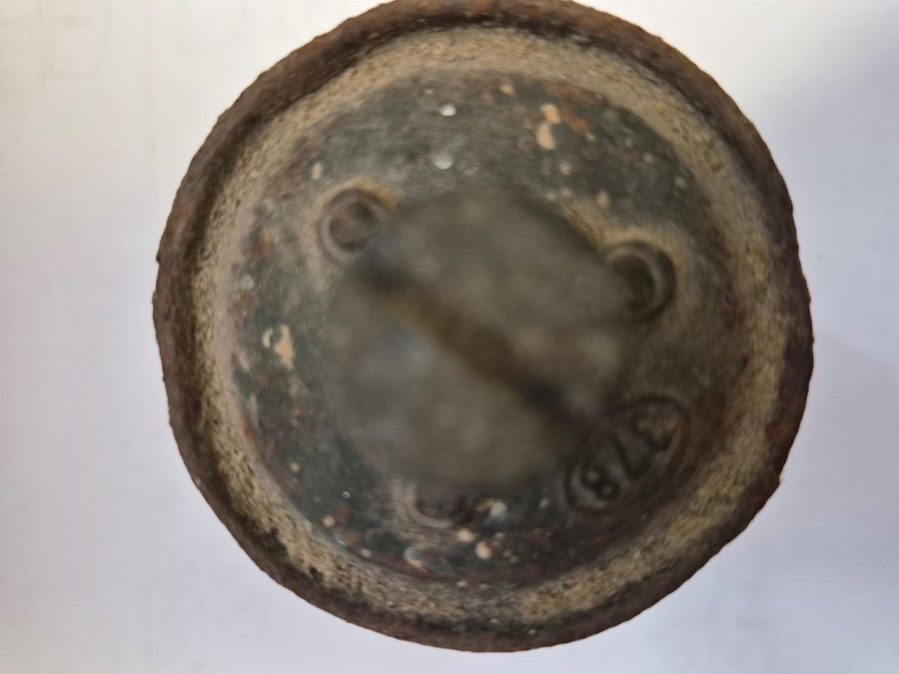 Wymieniali dach w budynku. Niebezpieczne odkrycie pod Gnieznem