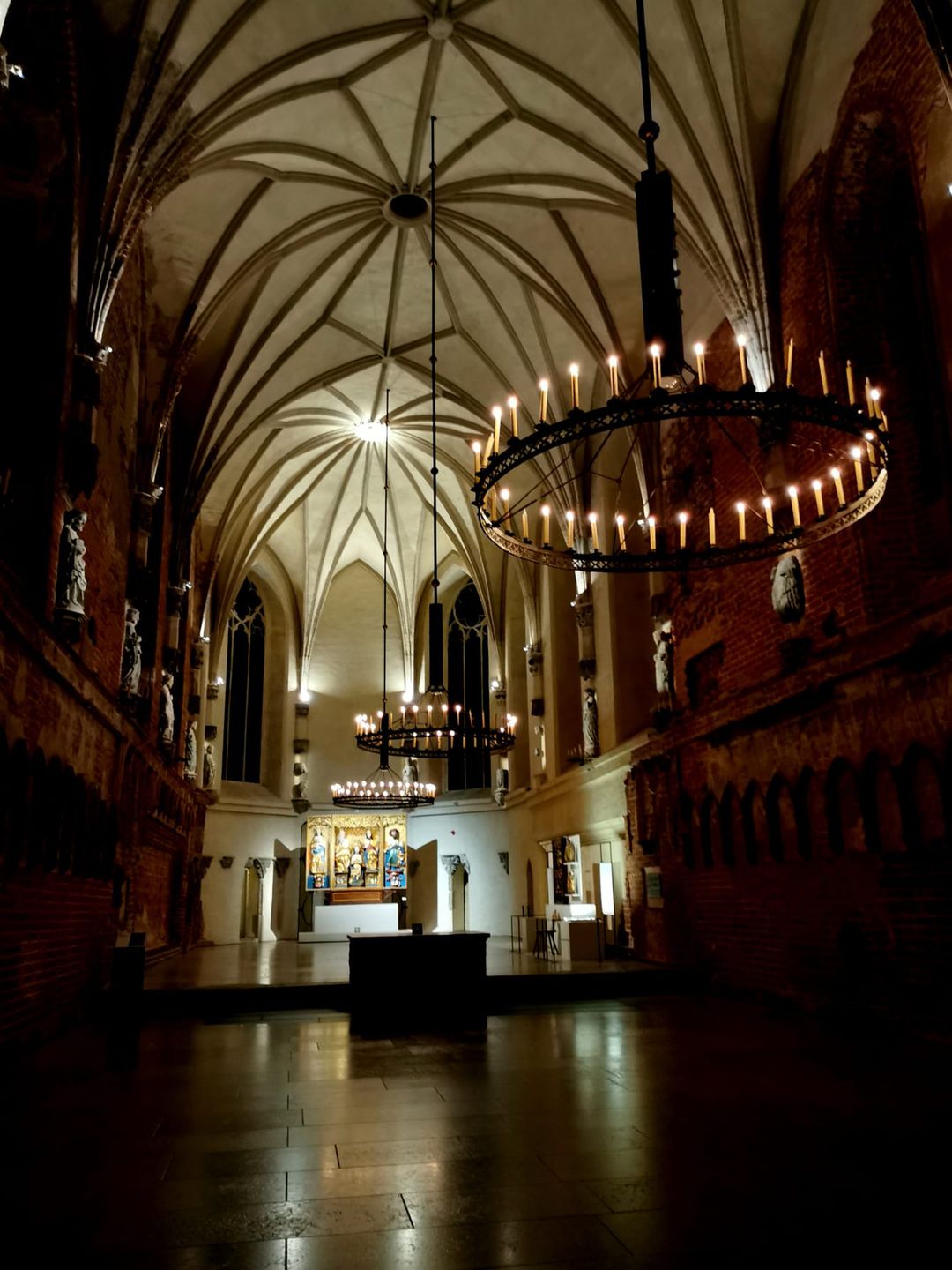 Noc budzi tajemnice. Największe wrażenie robi zamkowy kościół