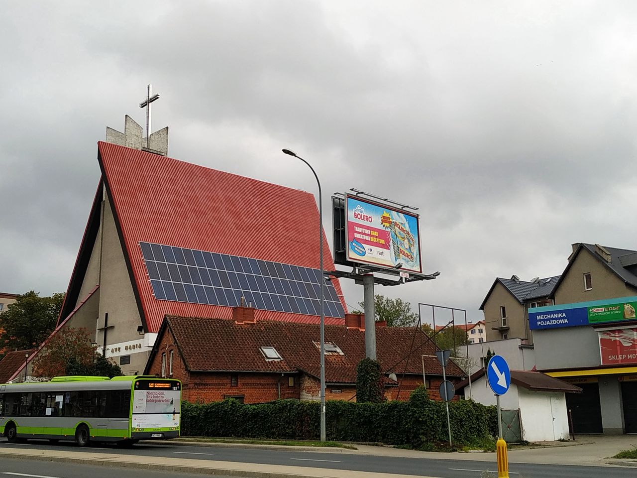 Nowe panele fotowoltaiczne na dachu jednej z olsztyńskich parafii