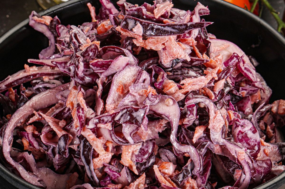 Ścieram na tarce i dodaję do kapusty. Nawet colesław wypada przy niej blado