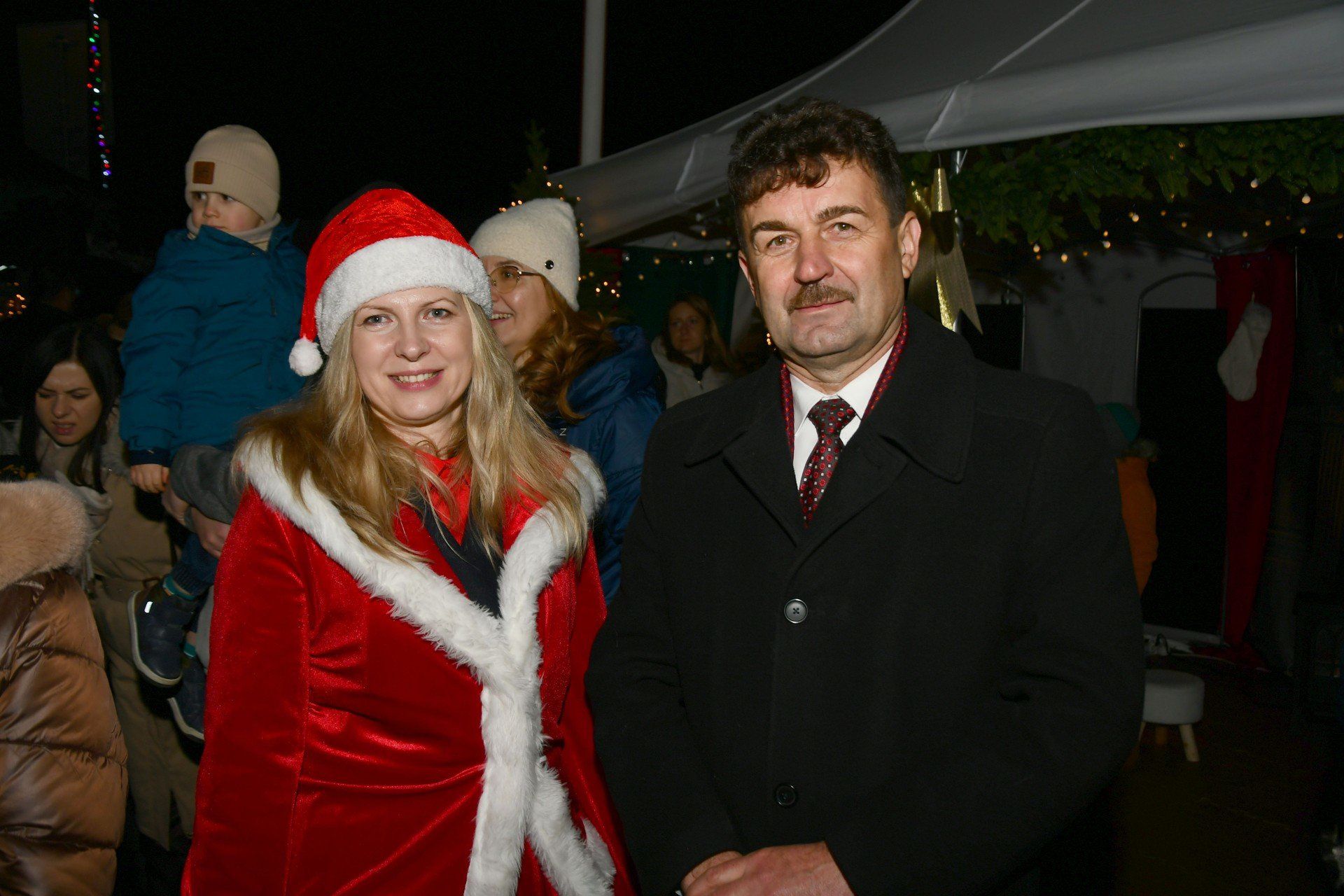 Elżbieta Osos z Koła Gospodyń Wiejskich Zborówek Nowy oraz burmistrz Pacanowa Krzysztof Eliasz. 