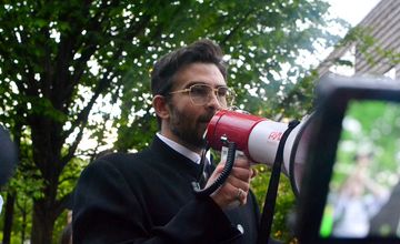 Hasan Piker przeniósł politykę na Twitcha. Republikanie wykorzystują go przeciw demokratom