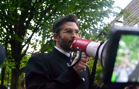Hasan Piker przeniósł politykę na Twitcha. Republikanie wykorzystują go przeciw demokratom