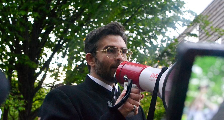 Hasan Piker przeniósł politykę na Twitcha. Republikanie wykorzystują go przeciw demokratom