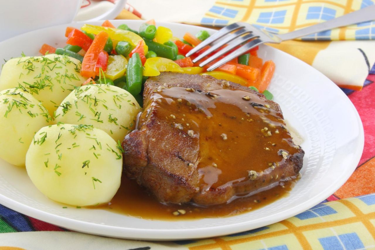 Co jedzą Polacy? Schabowy i ziemniaki nadal na topie