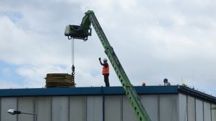 Trwa rozbiórka dachu stadionu Ruchu. Został uszkodzony przez nawałnice