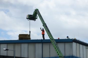 Trwa rozbiórka dachu stadionu Ruchu. Został uszkodzony przez nawałnice