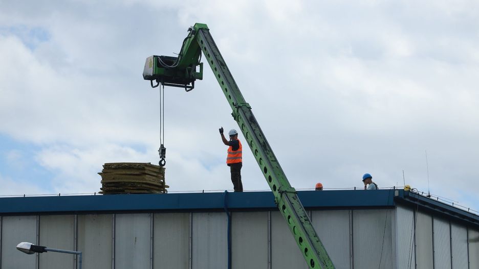 25.06.2025 r. Prace przy rozbiórce dachu Trybuny Głównej stadionu Ruchu Chorzów. 
