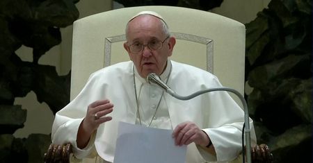 Papież apeluje o zachowanie dystansu. Nie będzie już gromadził się z wiernymi