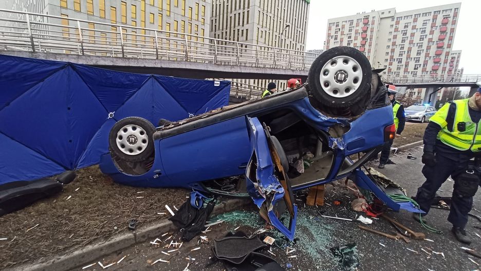 Koszmarny wypadek w Katowicach. Nieprzytomny kierowca w ciężkim stanieFot. Policja Śląska