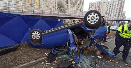 Koszmarny wypadek w Katowicach. Nieprzytomny kierowca w ciężkim stanie i samochód do kasacji
