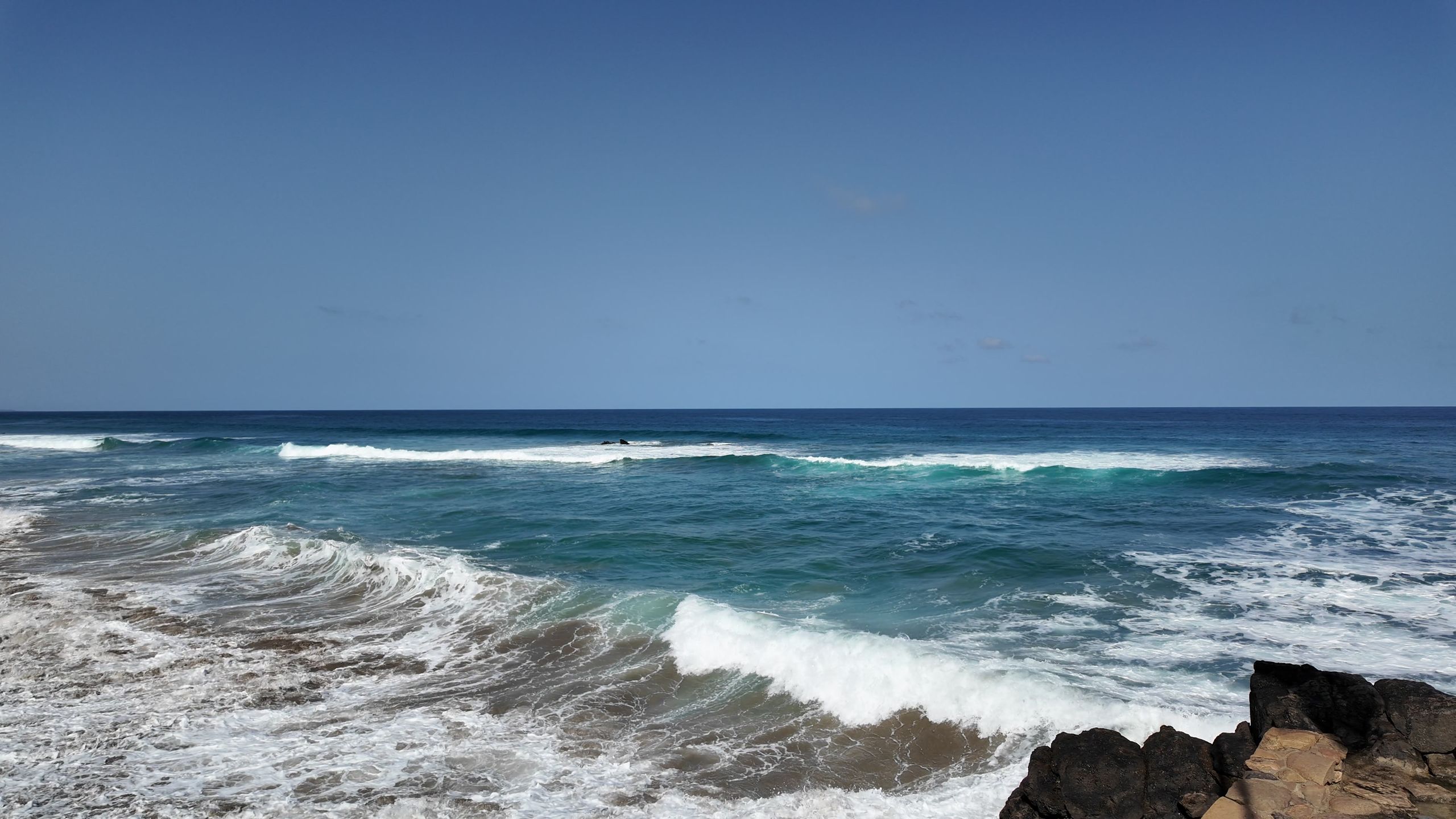 Piana i fale przy skalistym brzegu La Pared