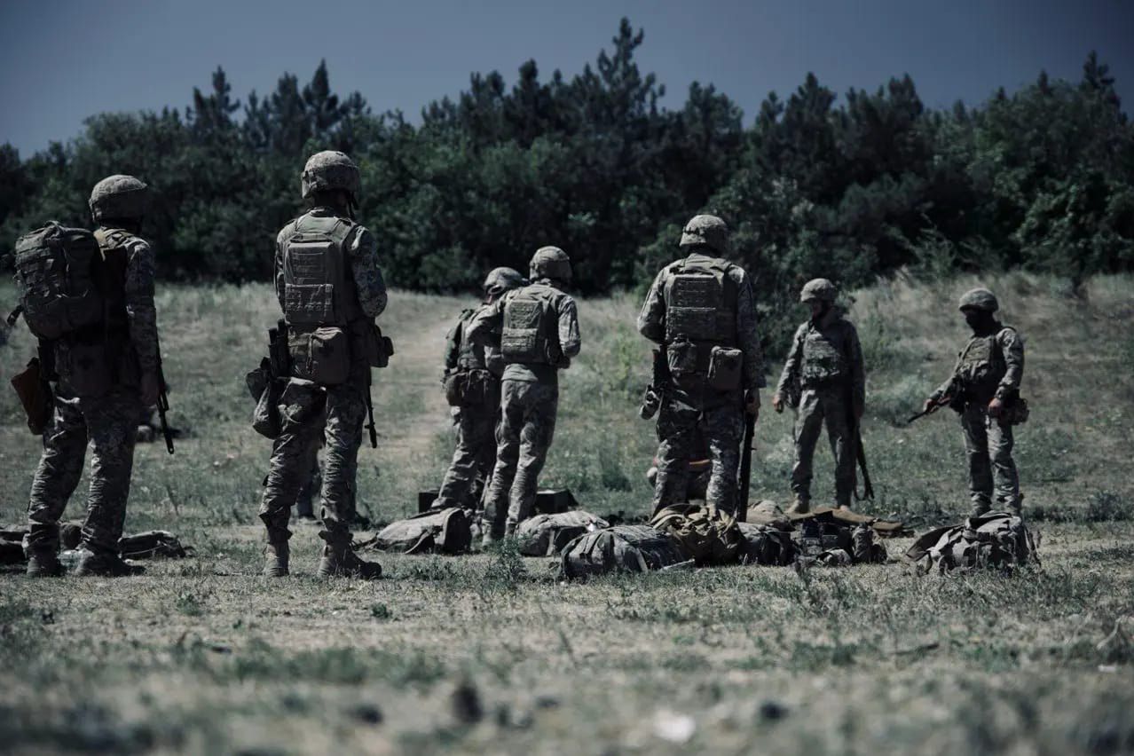 Ukrainians on their way to the front. "They are not fit for combat"