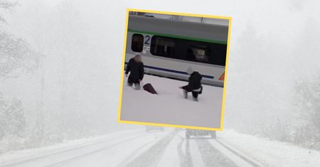 Nagranie z Mławy. Pasażerowie brnęli w śniegu po kolana. PKP komentuje