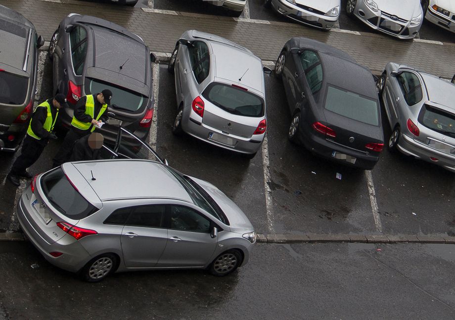 Dziś policja może działać skutecznie tylko, jeśli kierowcę korzystającego z nienależnego miejsca przyłapie "na gorącym uczynku" (zdjęcie ilustracyjne)