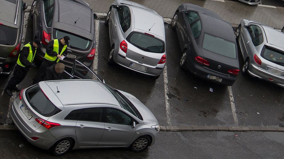 Dziś policja może działać skutecznie tylko, jeśli kierowcę korzystającego z nienależnego miejsca przyłapie "na gorącym uczynku" (zdjęcie ilustracyjne)