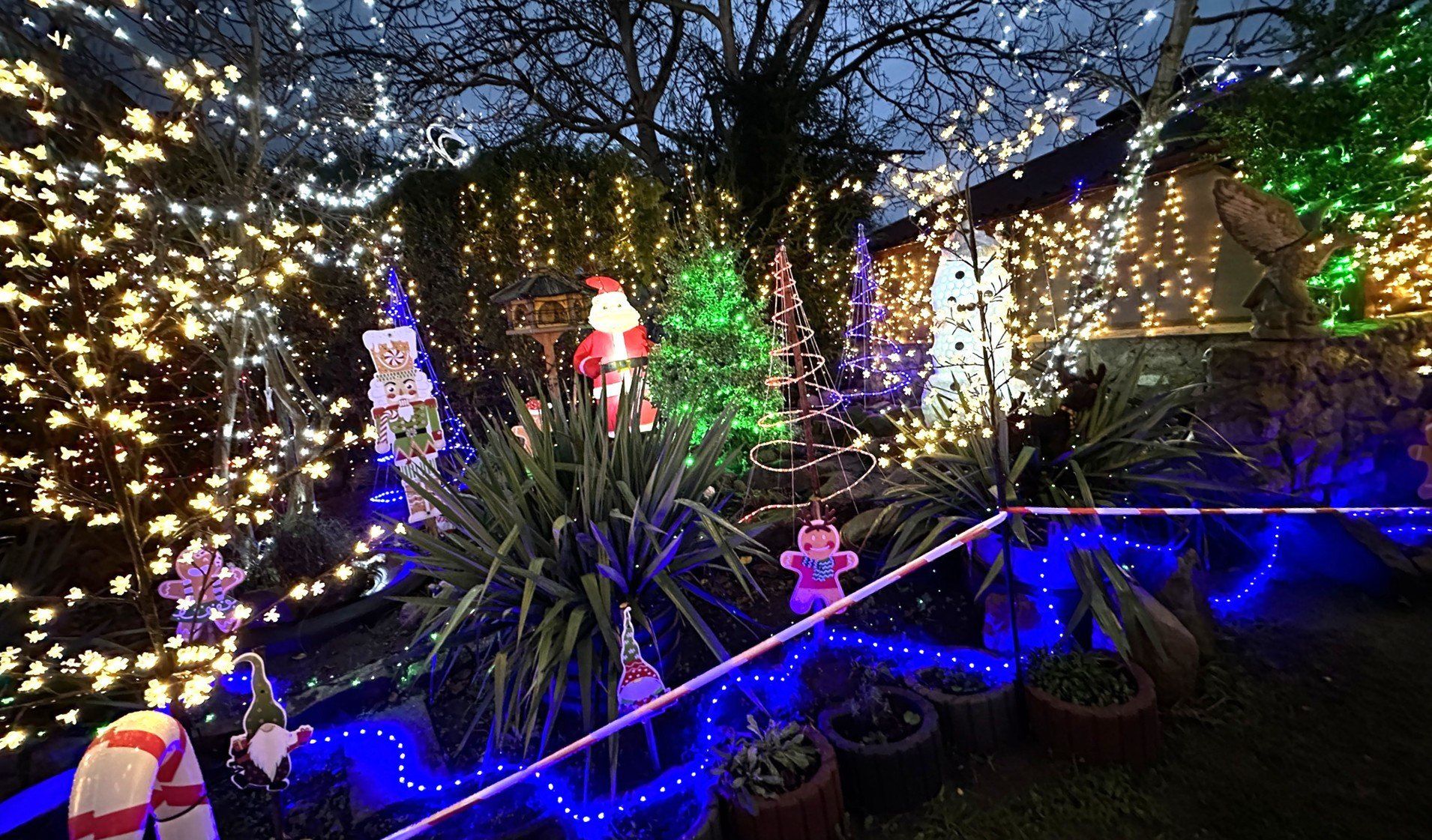 Przed Bożym Narodzeniem warto wyrwać się z miasta, by zobaczyć, jakie atrakcje oferują mniejsze aglomeracje i wsie. Gigantyczne ruchome szopki, szaleństwo świątecznych ozdób, tradycje regionalne... jest co robić i co zobaczyć!