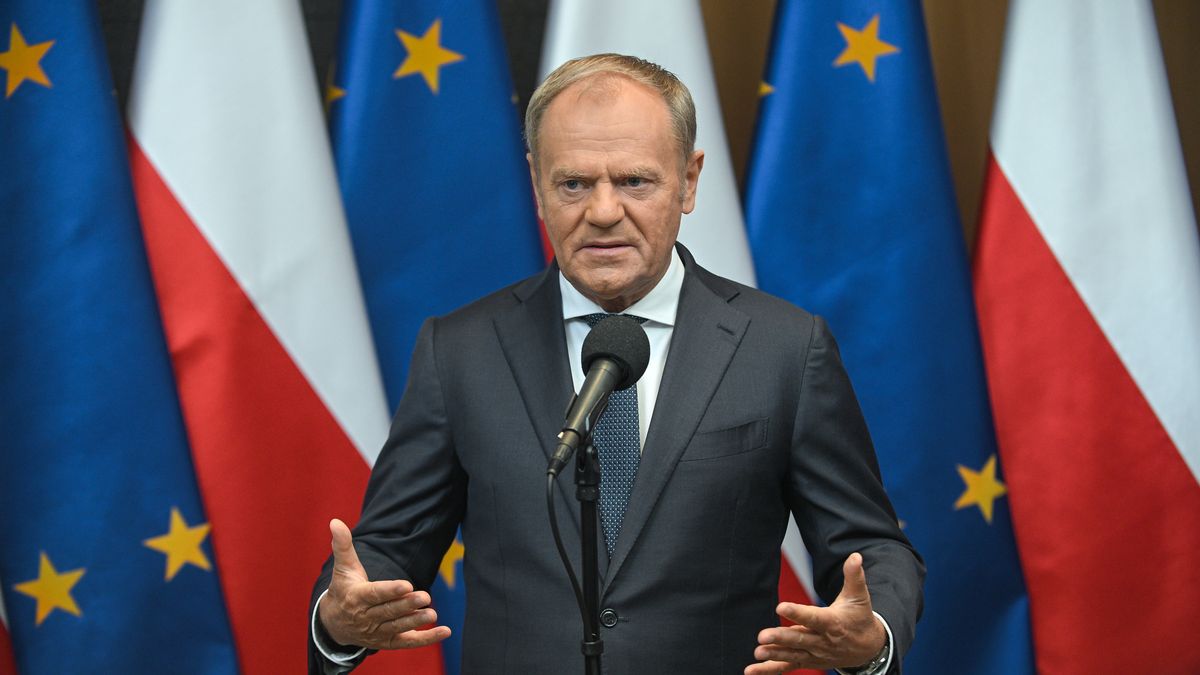 Warszawa, 09.05.2025. Premier Donald Tusk podczas konferencji prasowej przed wylotem do Francji, 9 bm. Premier Donald Tusk i prezydent Francji Emmanuel Macron podpiszą w Nancy traktat o przyjaźni pomiędzy obu państwami. (sko) PAP/Marcin Obara