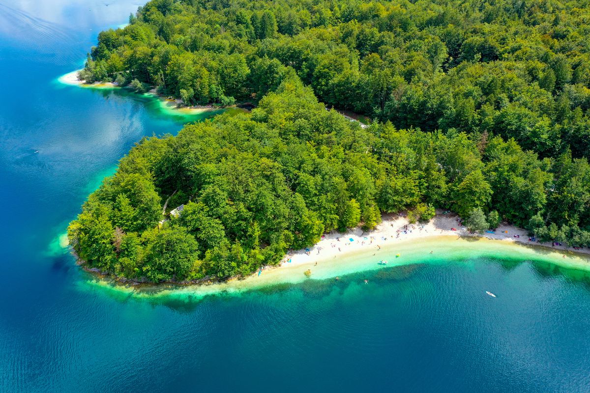 Jezioro Bohinj kryje rajskie plaże