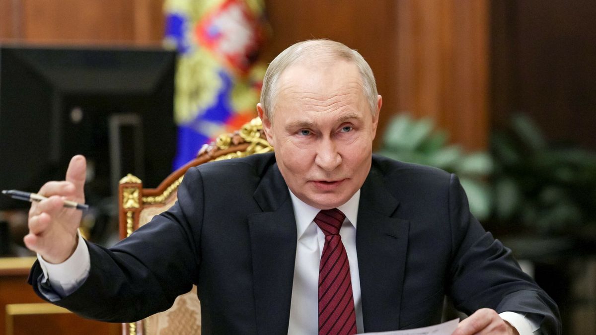 Archiwum zagraniczne East News 2025-12
In this pool photograph distributed by Russian state agency Sputnik, Russia's President Vladimir Putin gestures as he attends a meeting regarding the situation in the area of the so-called "special military operation" in Ukraine with Russian military officials via video link in Moscow on December 11, 2025. Russia said on December 11, 2025 its troops had seized full control of Siversk, a Ukrainian city in the eastern Donetsk region, one of the key settlements where fighting has intensified in recent weeks. (Photo by Gavriil GRIGOROV / POOL / AFP)
GAVRIIL GRIGOROV