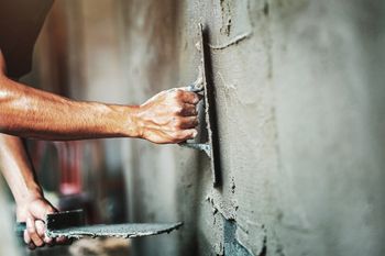 To konieczność, gdy wilgoć w domu daje się we znaki. Prace nie należą do najtańszych