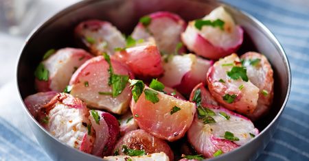 Zwiędłą rzodkiewkę wrzucam na patelnię. Po chwili mam danie jak z MasterChefa