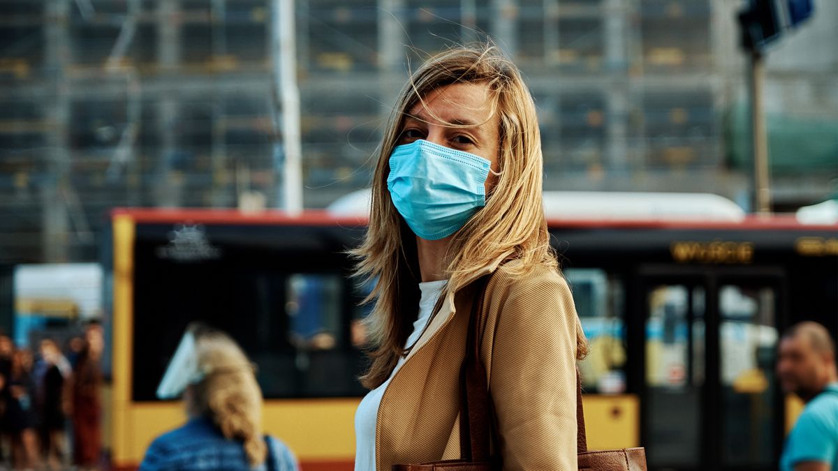 Naukowcy prognozują, że postępy kampanii szczepień i wyższa zakaźność Omikrona przy łagodniejszym przebiegu to powody, dla których znaczna część populacji ma uzyskać wkrótce odporność na COVID-19. 