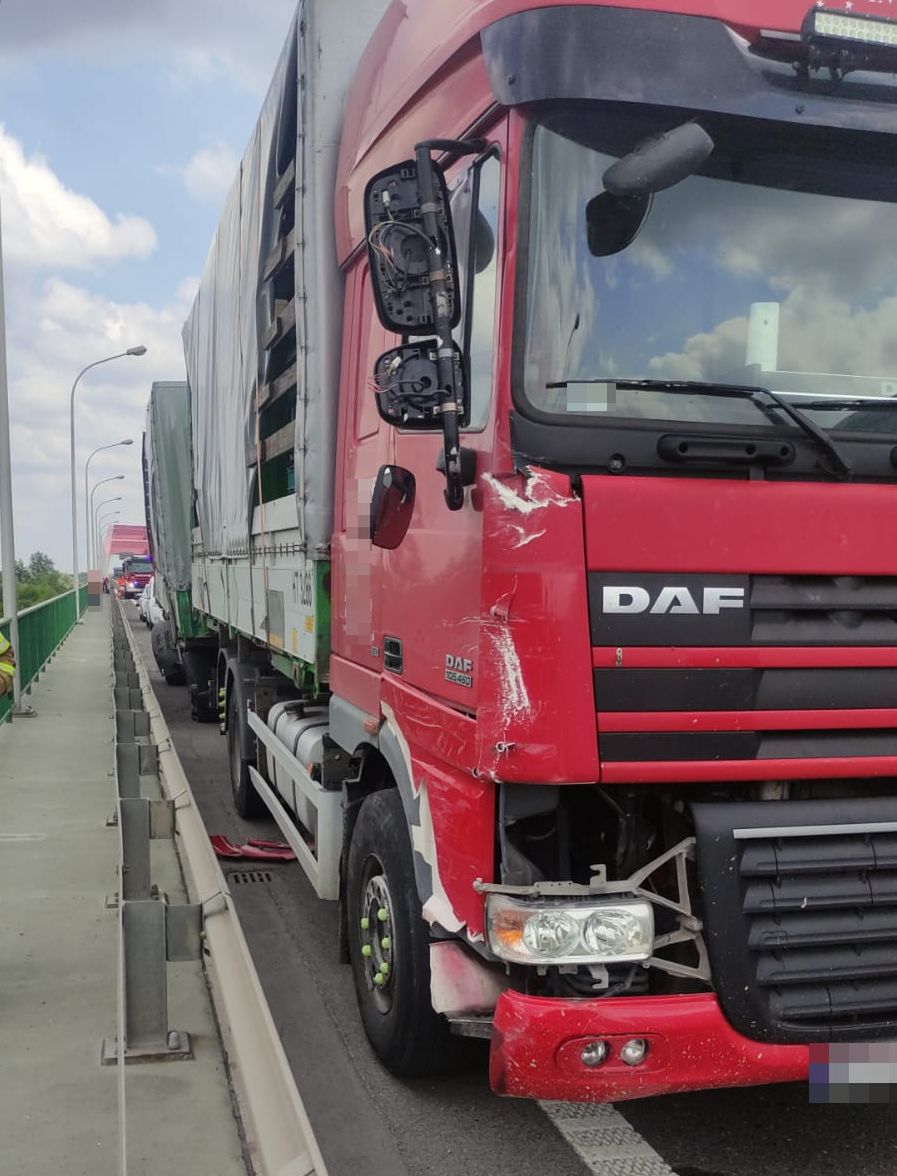 Ciężarowy daf ma jedynie drobne uszkodzenia. Fizyka zrobiła swoje.