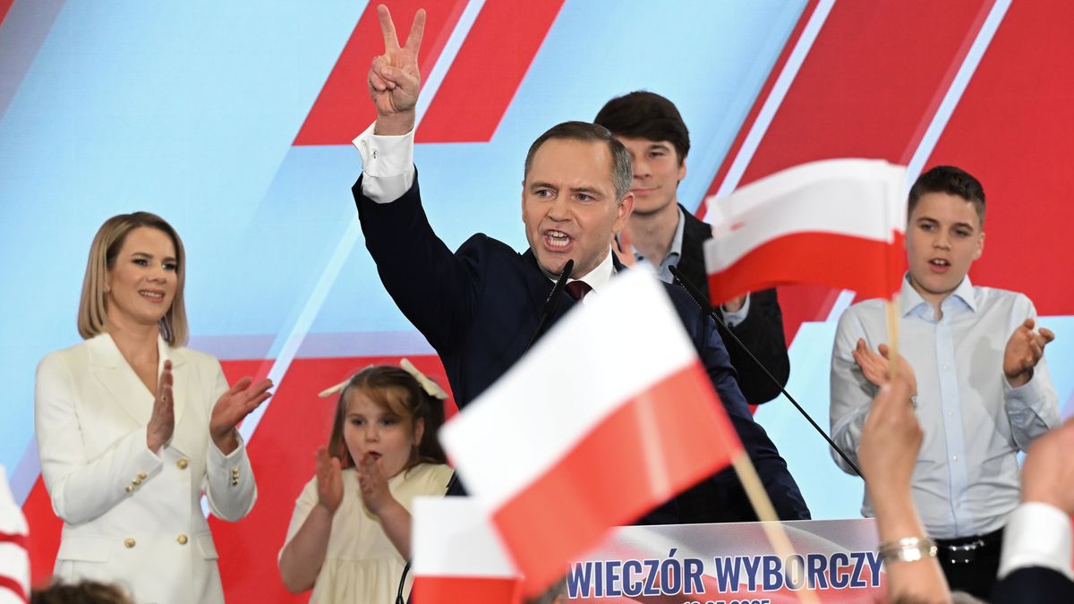 Gdańsk, 18.05.2025. Wybory prezydenta RP - I tura. Kandydat Komitetu Obywatelskiego, popierany przez Prawo i Sprawiedliwość prezes IPN Karol Nawrocki (C) z żoną Martą Nawrocką (L) w sztabie wyborczym w Gdańsku, 18 bm. Zakończyło się głosowanie w I turze wyborów prezydenta RP. (aldg) PAP/Adam Warżawa