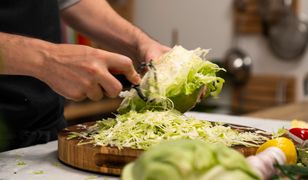 Biorę obieraczkę i robię najsmaczniejszą surówkę z młodej kapusty. Pasuje do wszystkiego