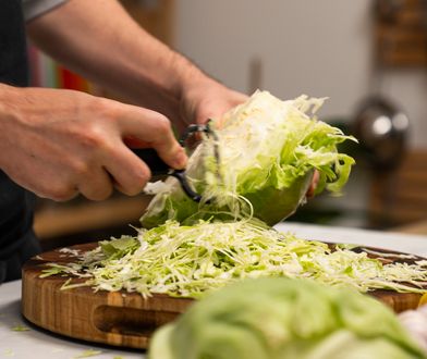 Biorę obieraczkę i robię najsmaczniejszą surówkę z młodej kapusty. Pasuje do wszystkiego