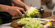 Biorę obieraczkę i robię najsmaczniejszą surówkę z młodej kapusty. Pasuje do wszystkiego