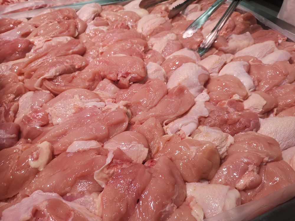 "Surowy wyrób mięsny". Sprawdź, czy na filecie z kurczaka widnieje ten napis