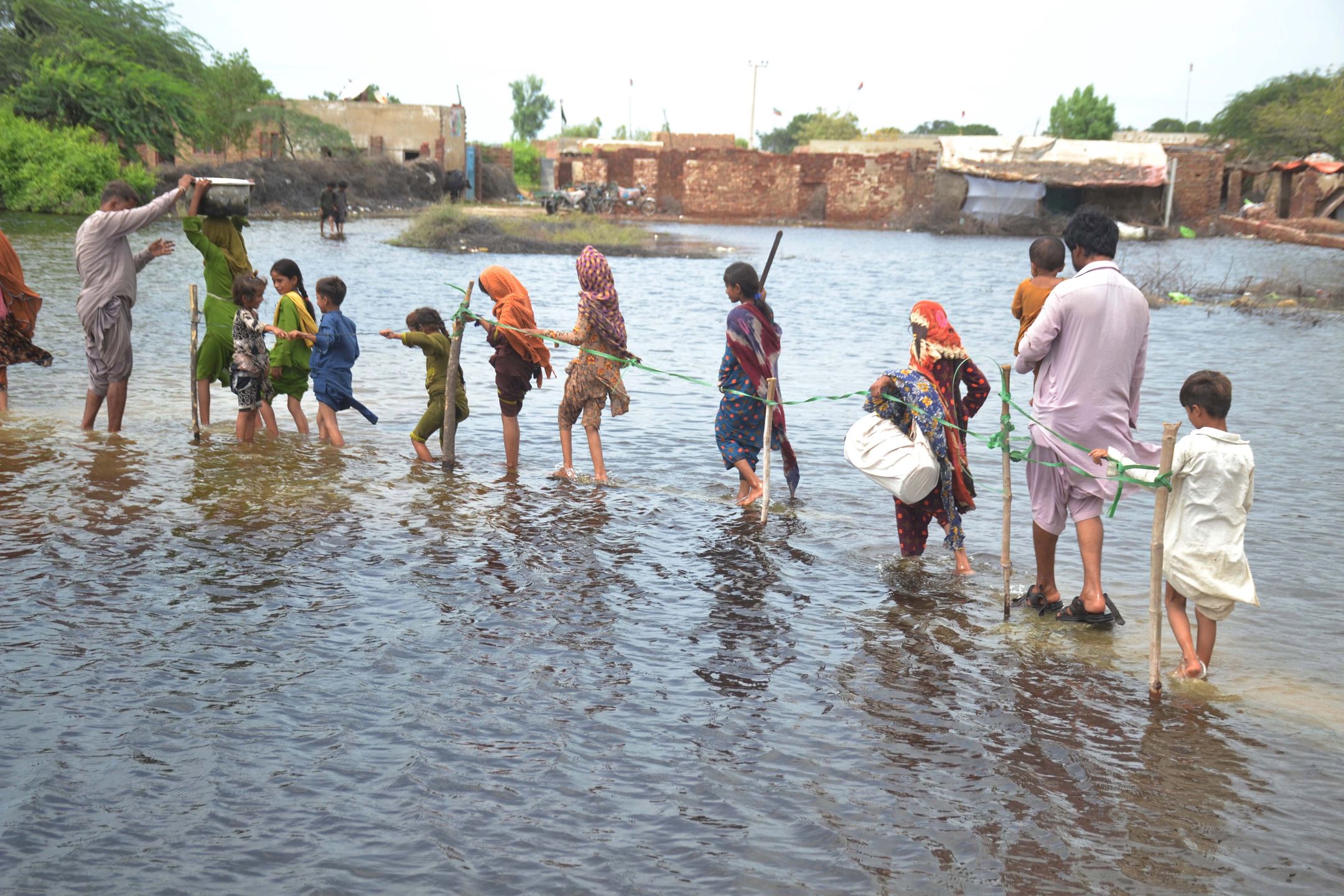 Over 1,000 dead since June amid heavy monsoon rains in Pakistanepa10143387 People wade through a flooded area following heavy rains in Sanghar District, Sindh province, Pakistan, 28 August 2022. According to the National Disaster Management Authority (NDMA) on 27 August, flash floods triggered by heavy monsoon rains have killed over 1,000 people across Pakistan since mid-June 2022. More than 33 million people have been affected by floods, the country's climate change minister said.  EPA/NADEEM KHAWAR Dostawca: PAP/EPA.NADEEM KHAWAR